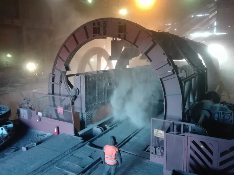 Fog curtain at a rotary wagon tipper
