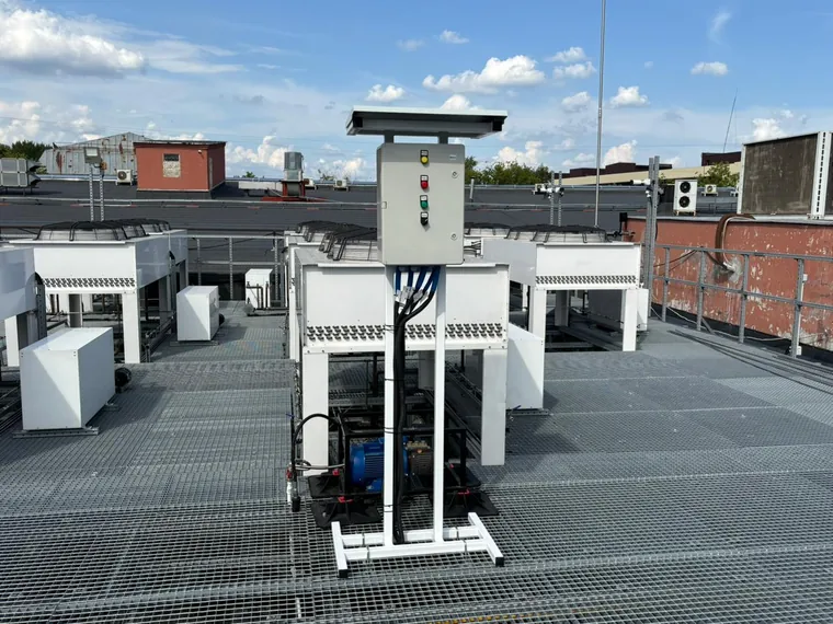 Rooftop pump station for dry cooler pre-cooling