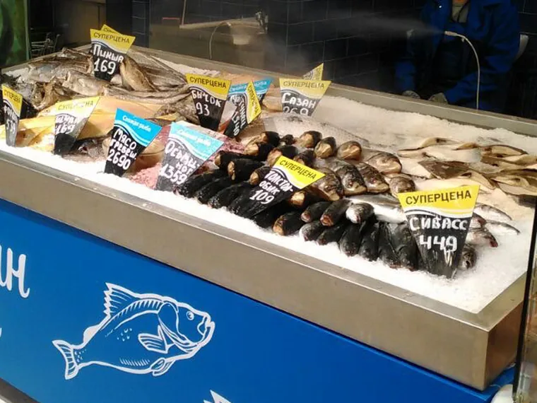 Supermarket fish counter with a fog humidification jet over the ice